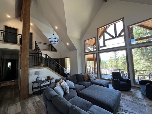 Luxury Executive Style Cabin 7 BR 4.5 BA Hi Speed Wi-Fi