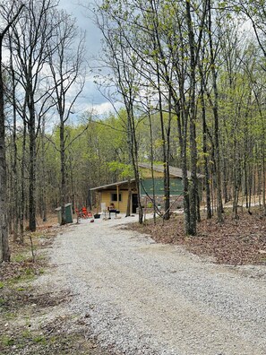 Exterior - Secluded in the woods, couple’s romantic cabin & hot tub, brkfast foods provided (Greenville)