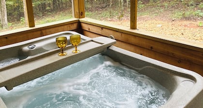 Secluded in the woods, couple’s romantic cabin & hot tub, brkfast foods provided