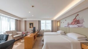 A hotel room with a bed, a desk, a chair, and a sofa. - Vienna International Hotel ( Shunde Jun'anBiguiyuan Golf Club） (Foshan)