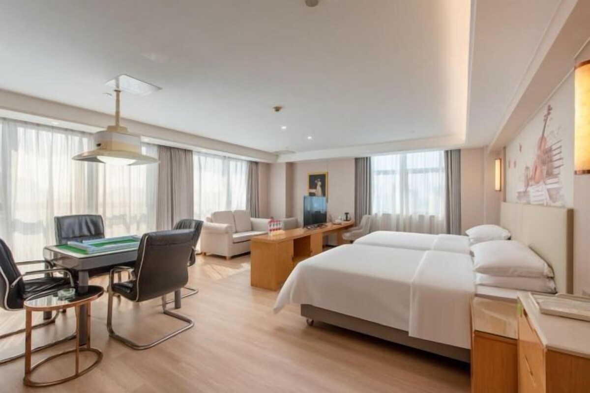 Une chambre d’hôtel équipée d’un lit, d’un bureau, d’une chaise et d’une table de billard.