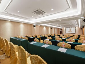 A conference room with rows of tables and chairs, equipped with water bottles and name cards. - Vienna International Hotel ( Shunde Jun'anBiguiyuan Golf Club） (Foshan)