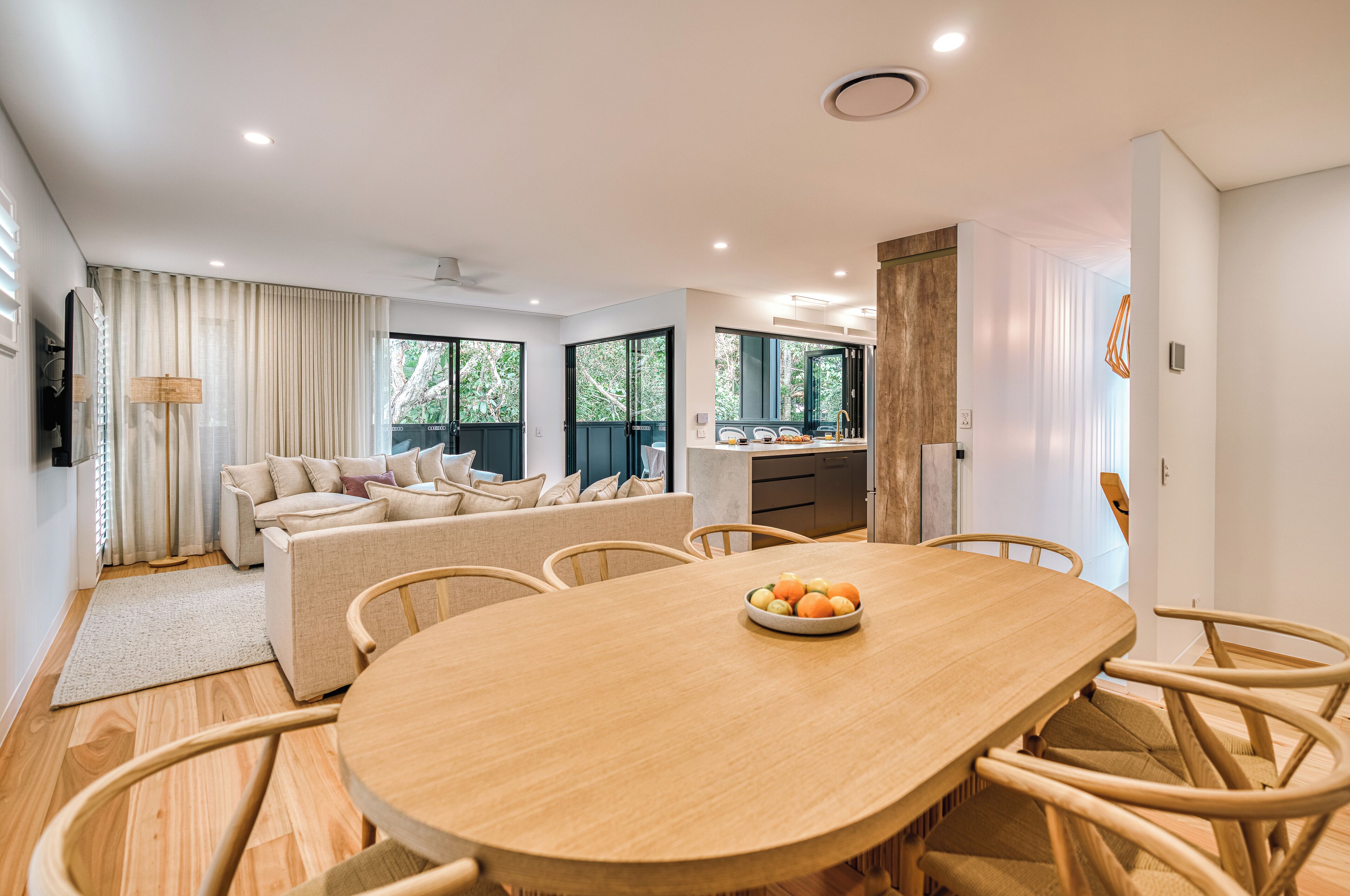 Four Bedroom Wallum Luxury Home | In-room dining