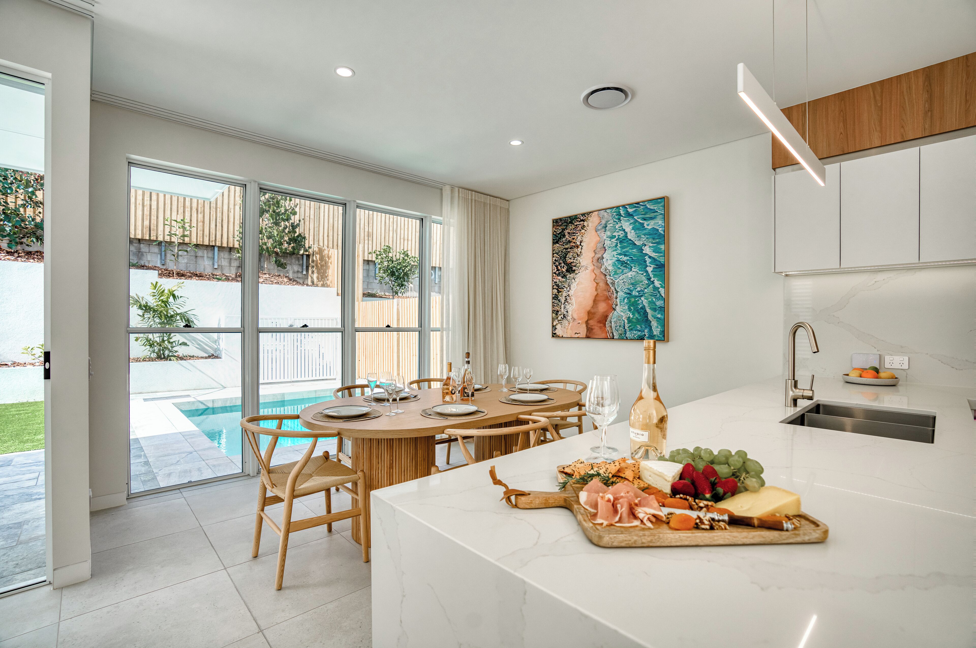 Five Bedroom Saltbush Luxury Home with Pool | In-room dining