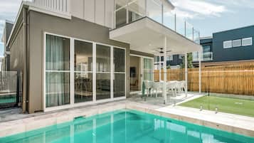 Five Bedroom Saltbush Luxury Home with Pool | Terrace/patio