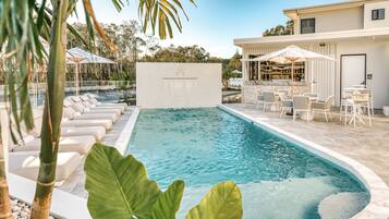 2 piscinas al aire libre (de 07:00 a 20:00), sombrillas, tumbonas