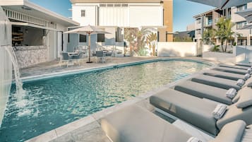 2 piscinas al aire libre (de 07:00 a 20:00), sombrillas, tumbonas