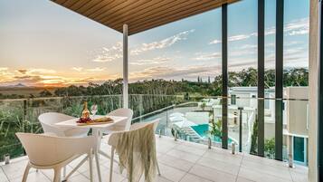 Deluxe 2 Bedroom Suite Sunset Biosphere View | Balcony