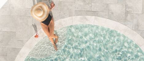 2 udendørs pools, åben fra kl. 07.00 til kl. 20.00, parasoller