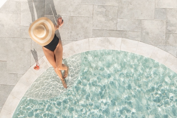 2 kolam renang outdoor, dengan payung kolam renang dan kursi berjemur