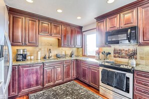 Frigorifero, microonde, forno, piano cottura