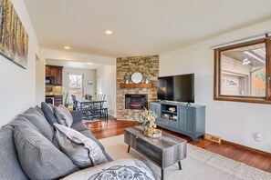 Smart TV, chimenea, libros y oficina 