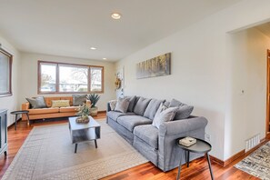 Smart TV, caminetto, libri, studio