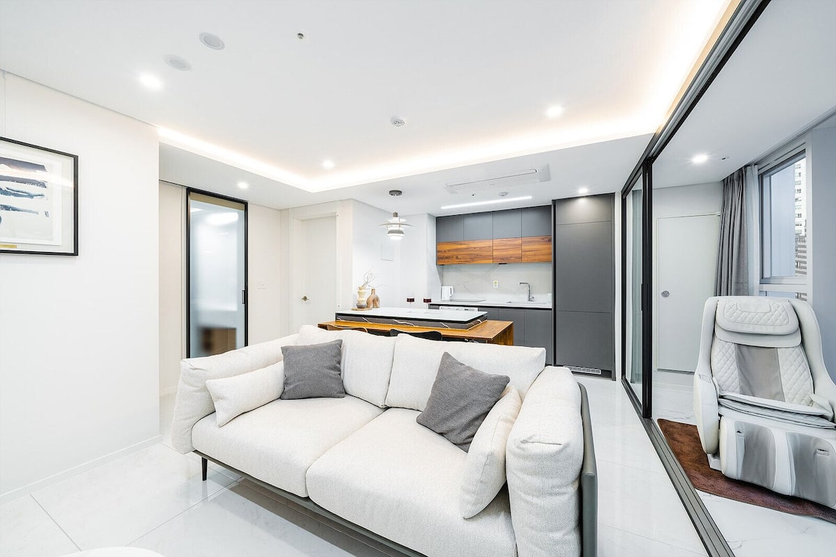 Deluxe Suite (No parking) | Living area | Flat-screen TV