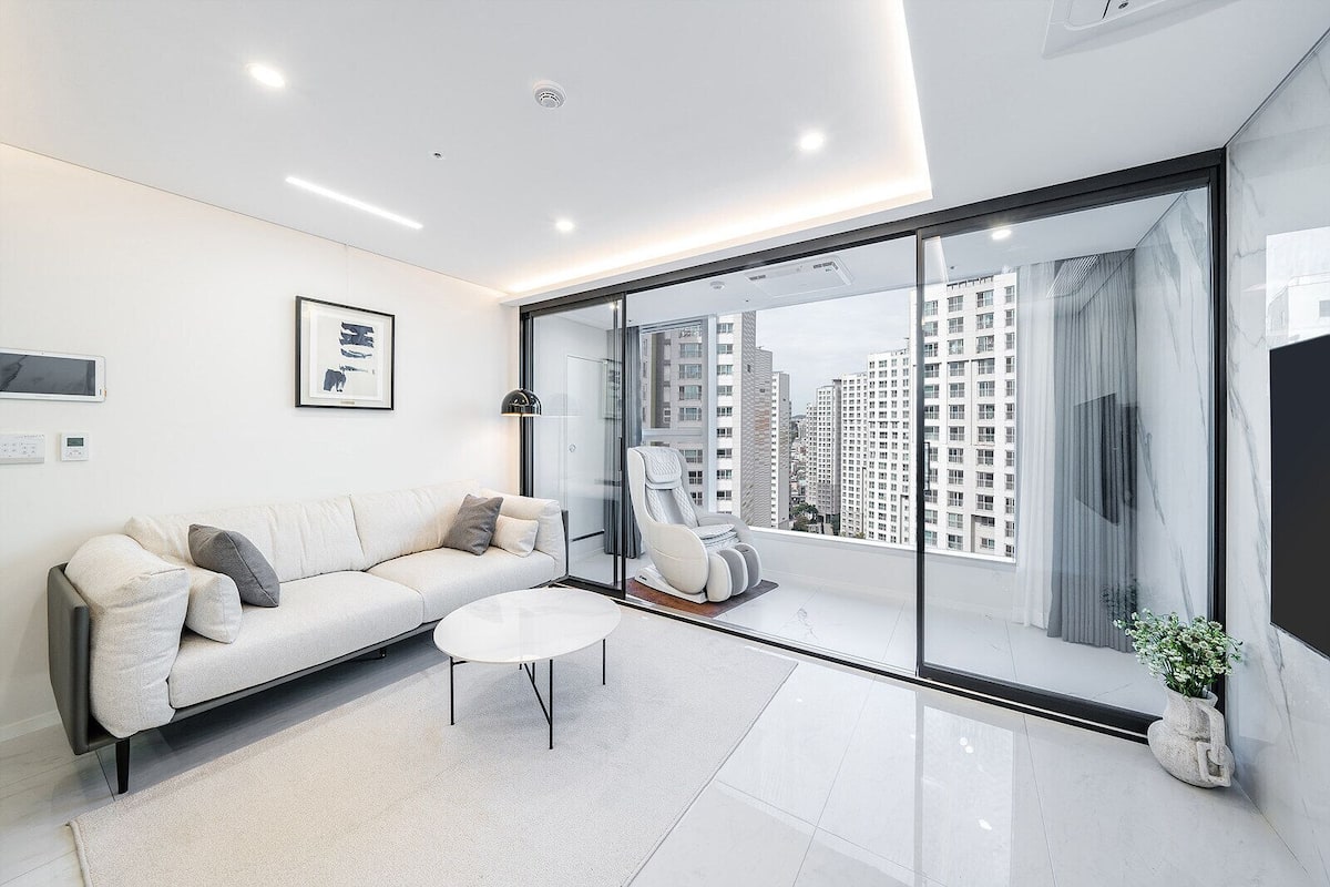 Superior Suite (No parking) | Living area | Flat-screen TV
