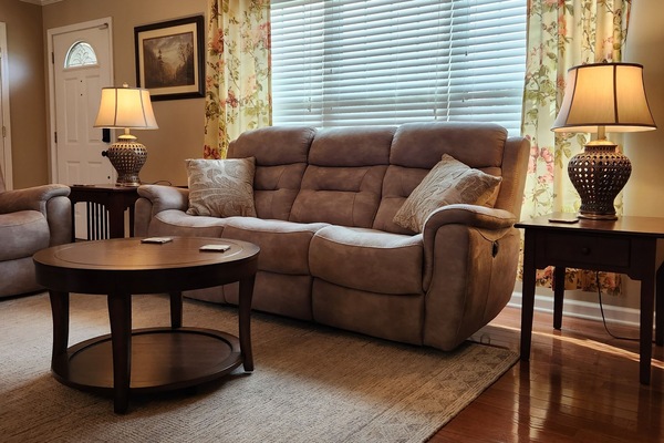 Smart-tv, pejs, dvd-afspiller, bøger