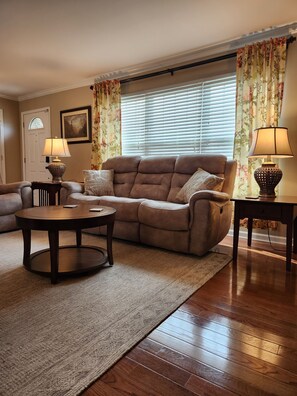 Smart TV, fireplace, DVD player, books - Discover Maryville and the Great Smoky Mountains (Maryville)