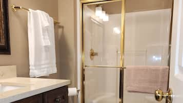 Ensemble douche/baignoire, sèche-cheveux, serviettes fournies, savon