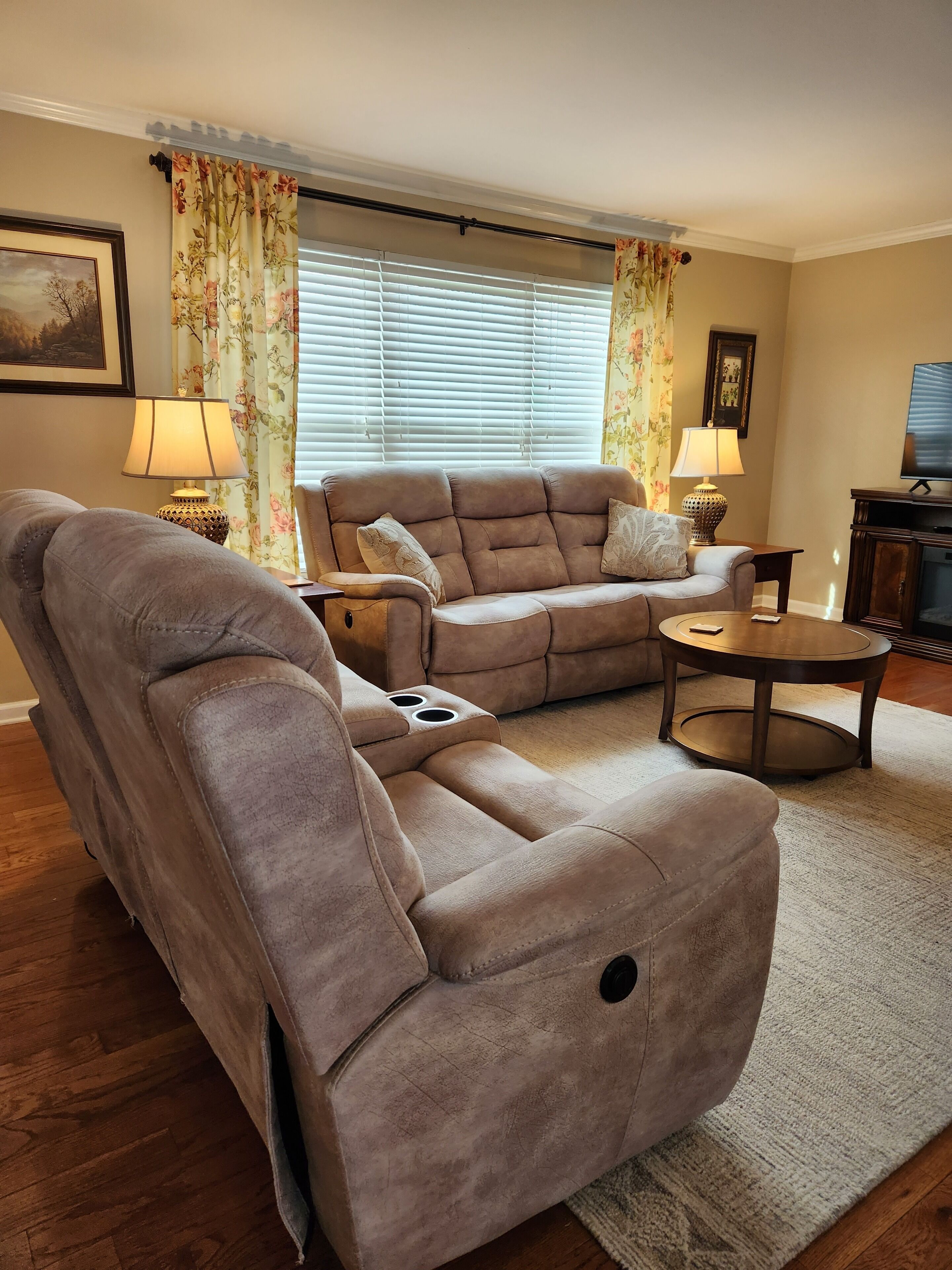 Smart-TV, Kamin, DVD-Player, Bücher