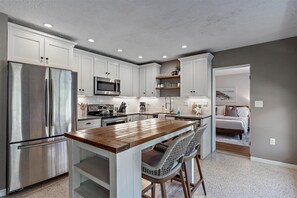 Geladeira, micro-ondas, fogão, cooktop