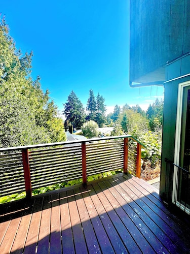 Cozy Cordova Bay Suite - 5min from beach!