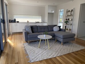 Smart TV, Netflix, streaming services - Pet friendly secluded studio with private pool! (Buderim)