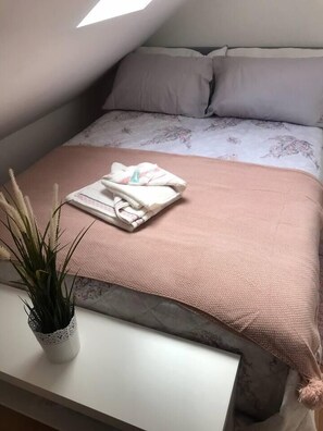 5 bedrooms, WiFi, bed sheets