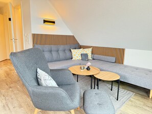 TV - Holiday Apartment "Neehuus 5" with Balcony & Wi-Fi (Borkum)