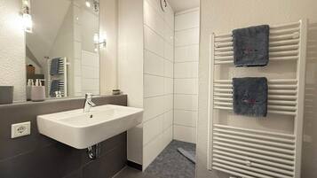 Dusche, Haartrockner, Handtücher
