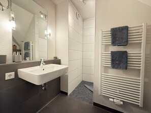 Dusche, Haartrockner, Handtücher