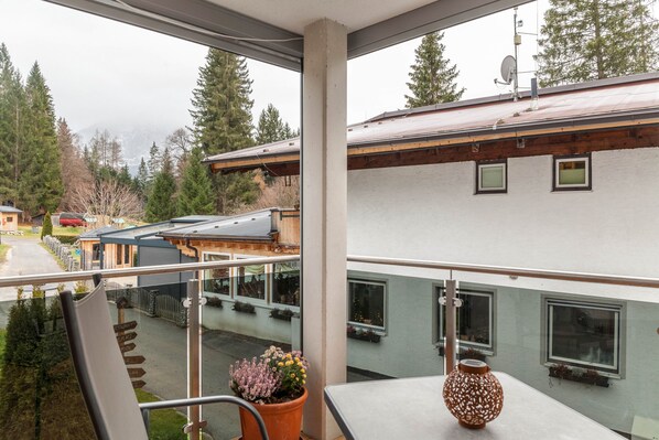 Outdoor dining - Apartment "Zugspitze" with Shared Garden and Wi-Fi (Ehrwald)