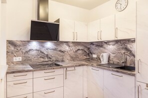 Køleskab, mikrobølgeovn, kogeplade, opvaskemaskine