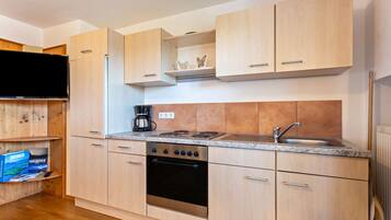 Kühlschrank, Ofen, Herdplatte, Wasserkocher mit Kaffee-/Teezubehör