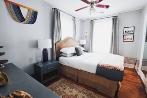 1 chambre, bureau, fer et planche à repasser, lit de bébé portatif