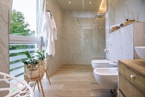 Duschwanne, Haartrockner, Bidet, Handtücher