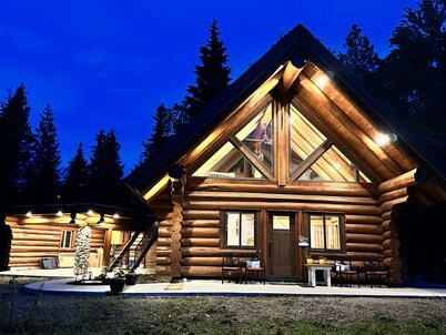 Stylish Log Cabin minutes to Red Mt biking