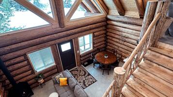 Smart TV, fireplace, books, stereo