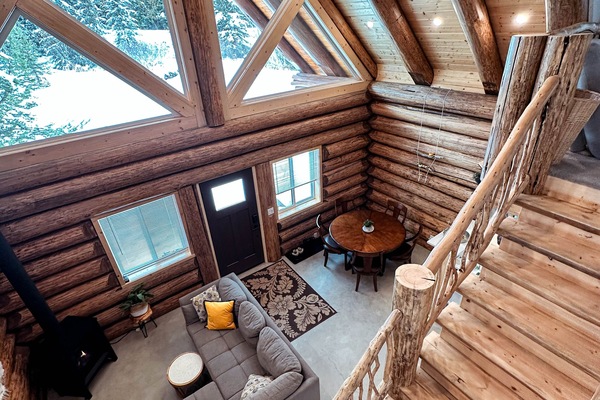 Smart TV, chimenea, libros, estéreo