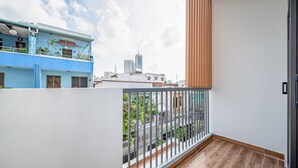 Căn hộ tiện nghi đơn giản | Ban công