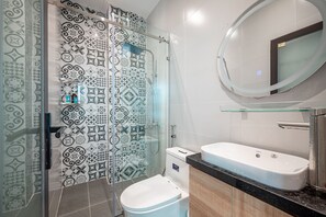 Premium-Apartment | Badezimmer | Dusche, Haartrockner, Handtücher, Seife