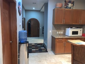 冰箱、微波炉、洗碗机、烤面包机