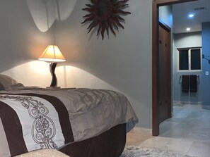 3 多间卧室、客房内保险箱、免费 WiFi、床单