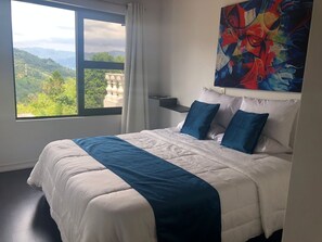 2 Schlafzimmer, Zimmersafe, Schreibtisch, Bügeleisen/Bügelbrett