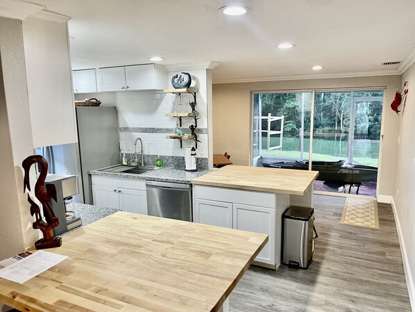 冷蔵庫、電子レンジ、オーブン、コンロ