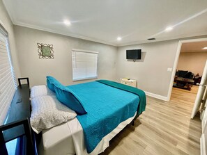 2 室のベッドルーム、デスク、WiFi、ベッドシーツ