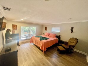 2 bedrooms, desk, free WiFi, bed sheets - Spring 12% Discount-April May: The Hidden Jim River Cottage -4 Kayaks (Spring Hill)