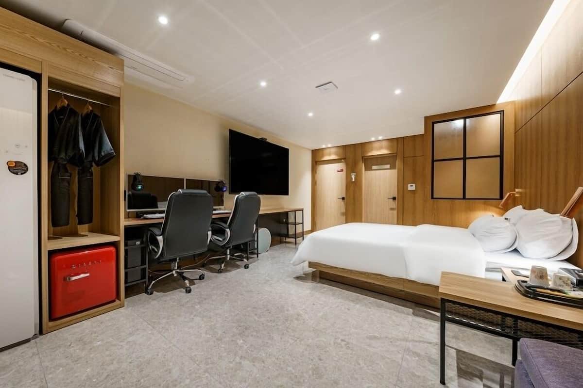 Battle Ground Room 2PC | Individually decorated, individually furnished, free WiFi, bed sheets