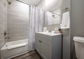 Ensemble douche/baignoire, sèche-cheveux, serviettes fournies, savon