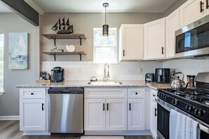 Kjøleskap, mikrobølgeovn, ovn og kokeplater