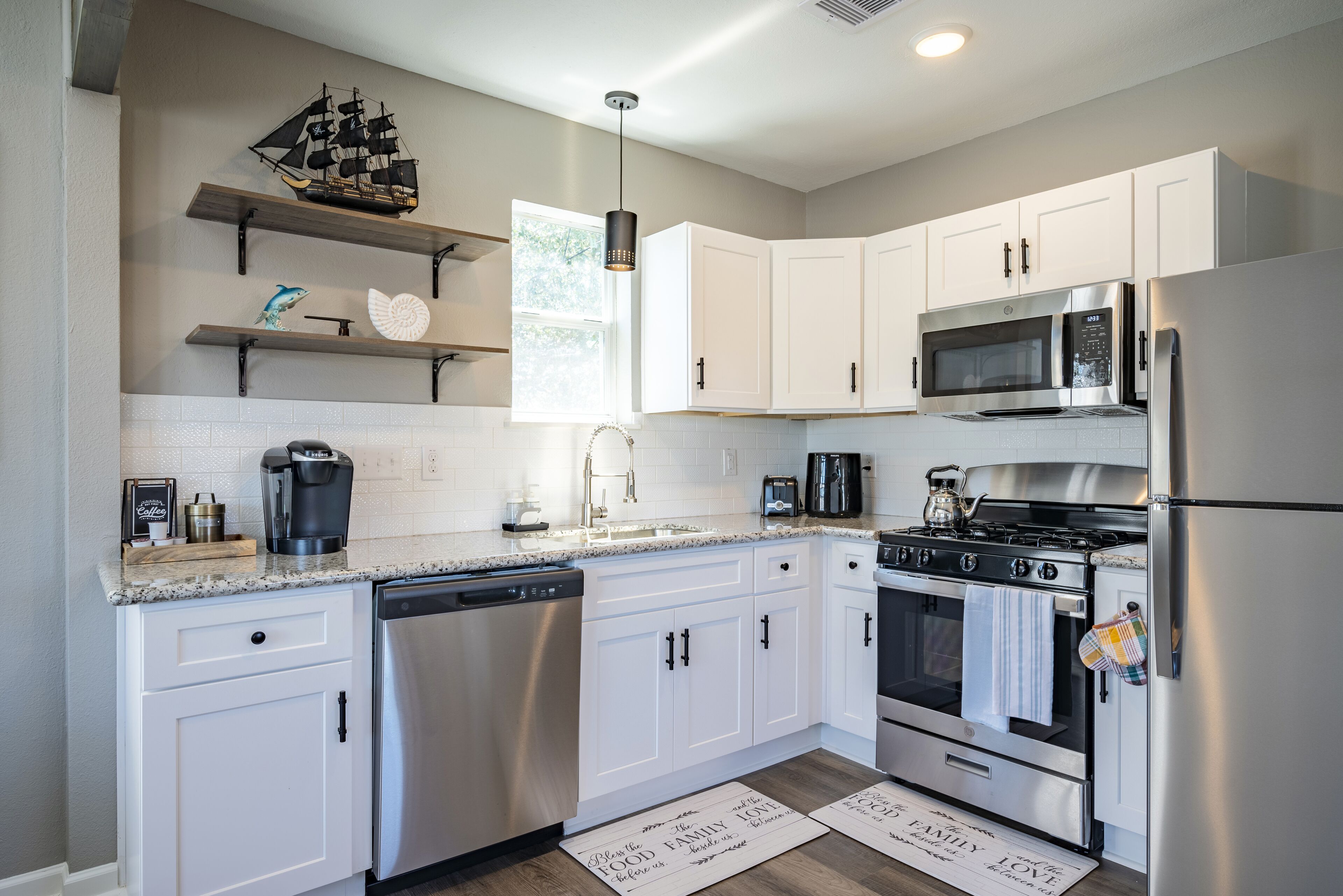 Jääkaappi, mikroaaltouuni, uuni, liesi